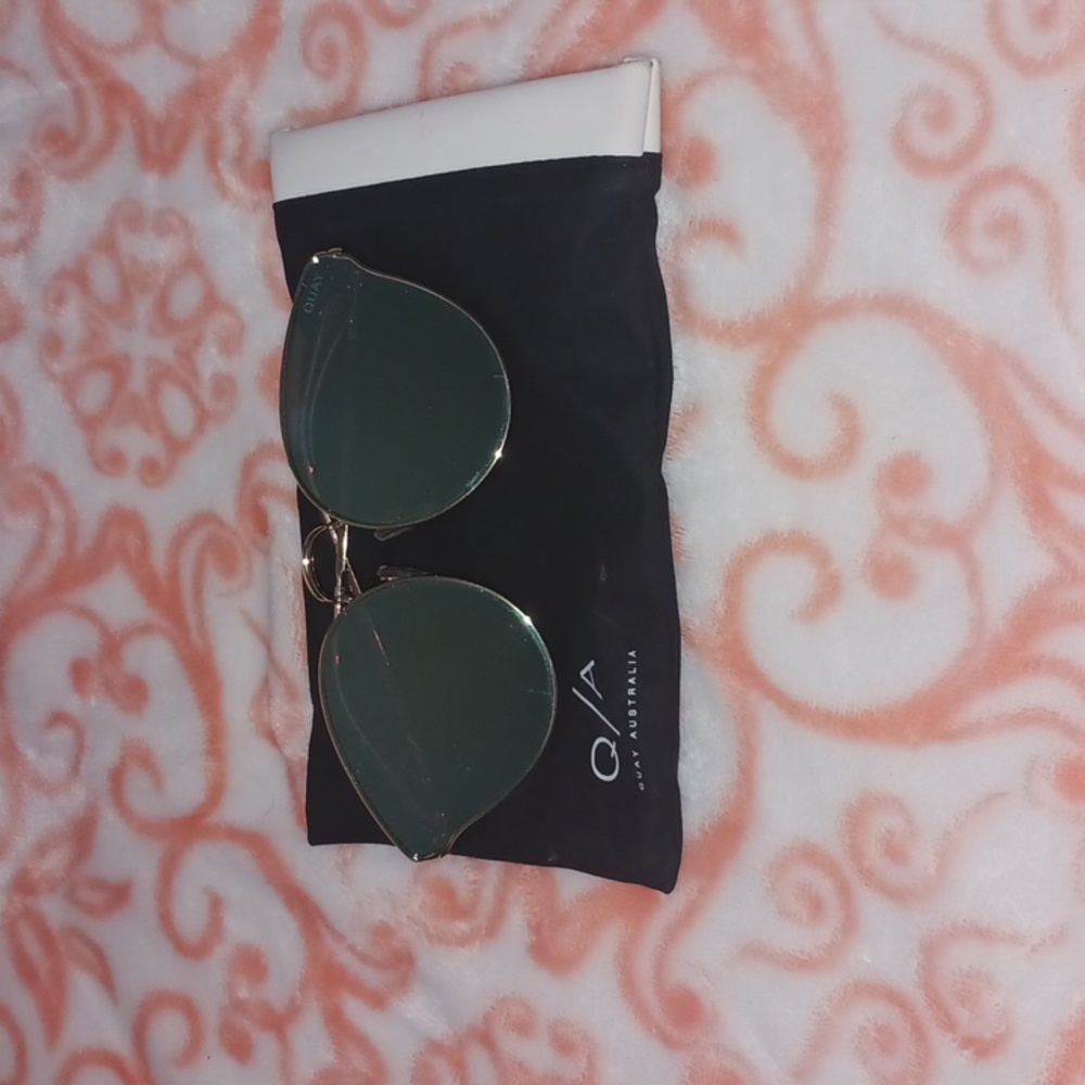 Quay Mirrored Sunnies